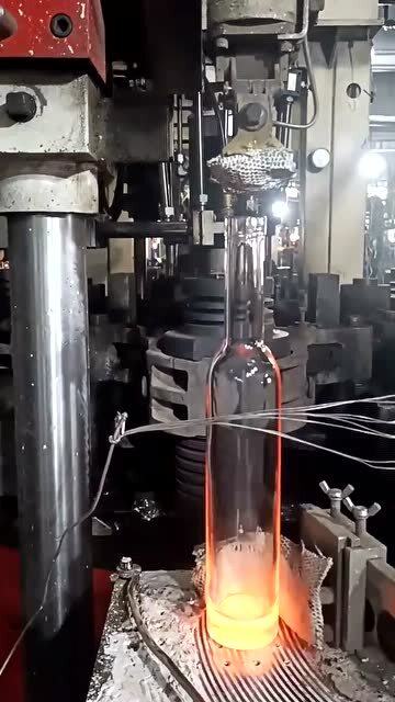 紅酒為什么賣(mài)得貴,看到酒瓶加工廠后,終于明白了