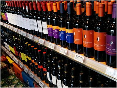 1919穩(wěn)居天貓618酒類銷售第一 酒瓶連起來可繞標準跑道62圈