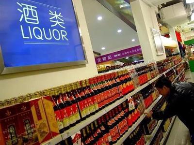 央視對(duì)茅臺(tái)酒&ldquo;開(kāi)火&rdquo;?2兩等于1克黃金 喝酒還是炒作?